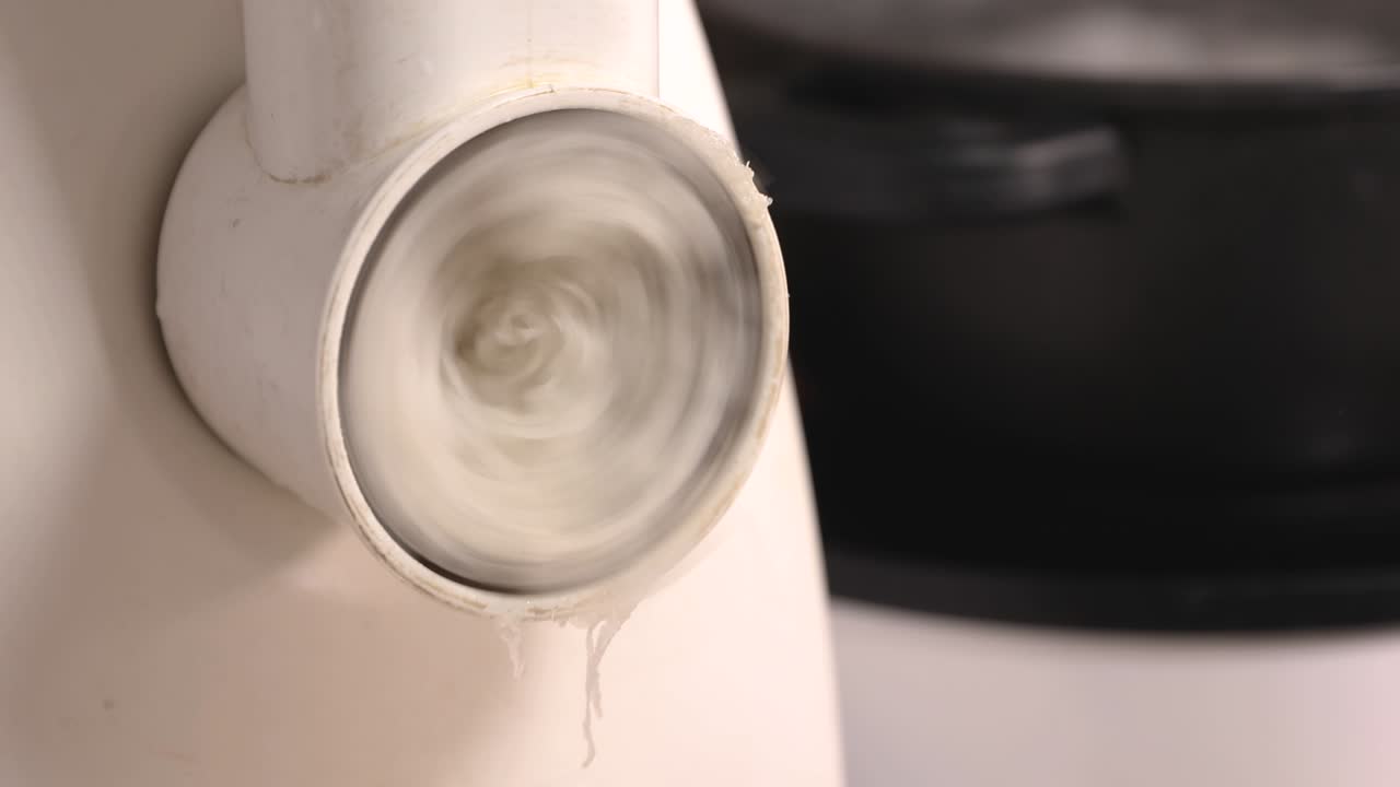 el kohlrabi se muele en un molinillo eléctrico de carne