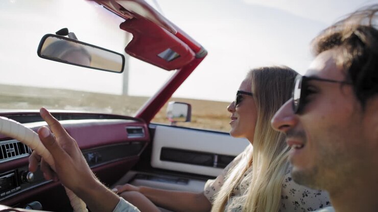 Video di coppia felice che guida una cabriolet