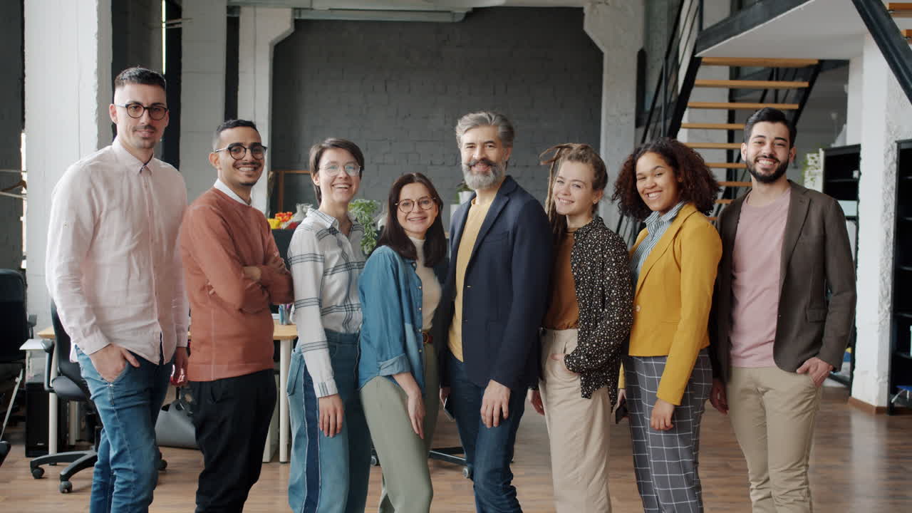 equipo de negocios diverso en una oficina moderna