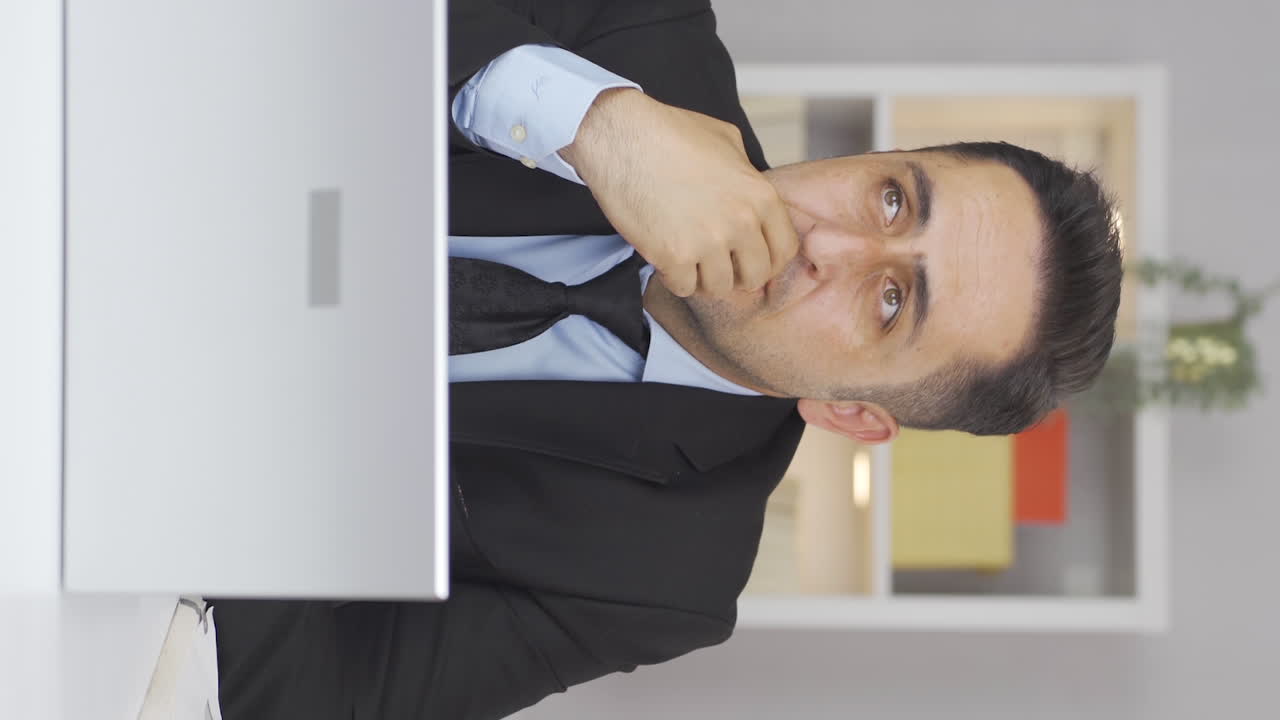 Video verticale di un uomo in smart working pensieroso e depresso.