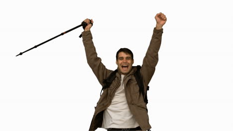 hombre feliz lanzando su sombrero en la pantalla blanca