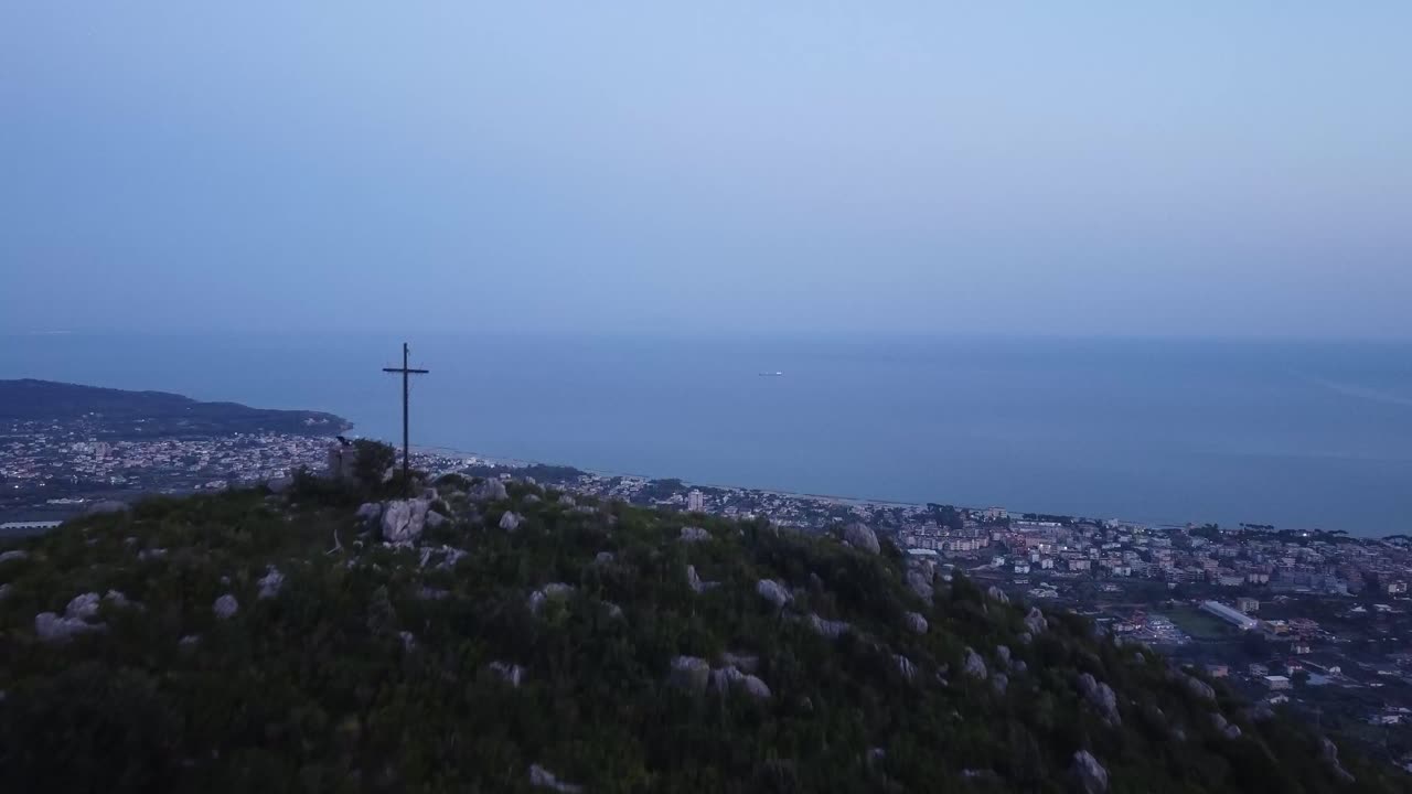 이탈리아 해안 공중 무인 항공기 공개에 십자가와 도시 풍경이 울부 짖는 산 정상