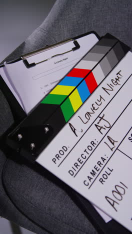 video vertical de primer plano de la película clapperboard o pizarra con detalles de producción y guión filmación de película o video en el estudio 2