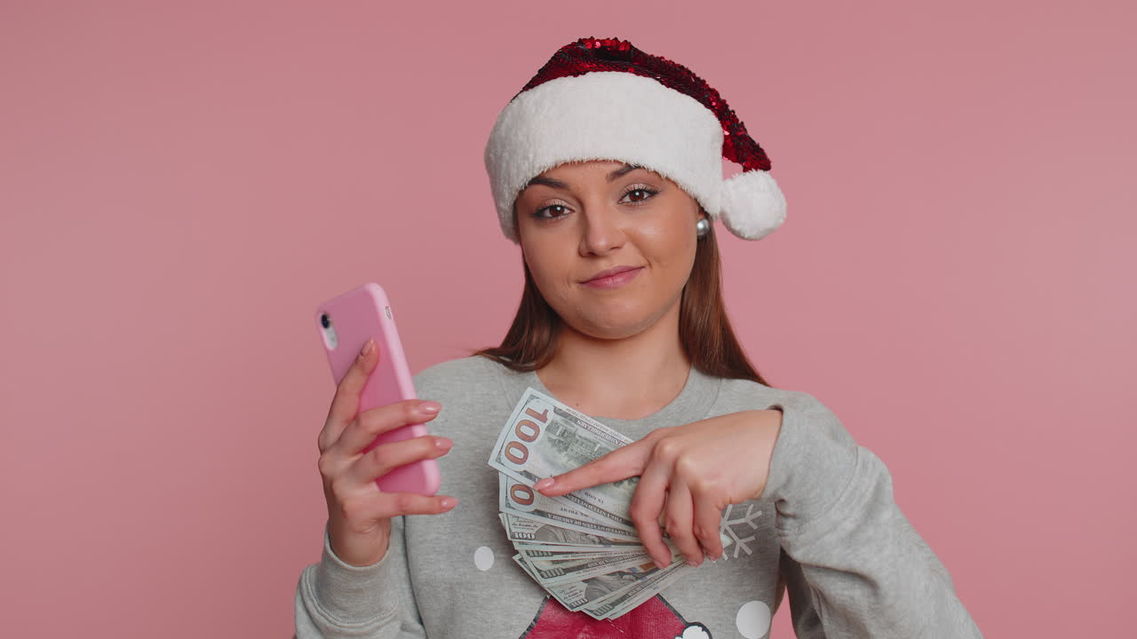 mujer turista feliz usa un teléfono inteligente regocijándose por ganar, recibiendo dinero en efectivo en dólares, suerte de lotería de éxito