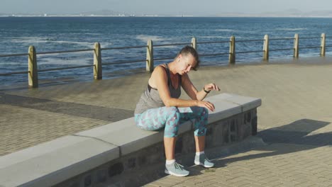 mujer mayor agotada después de correr