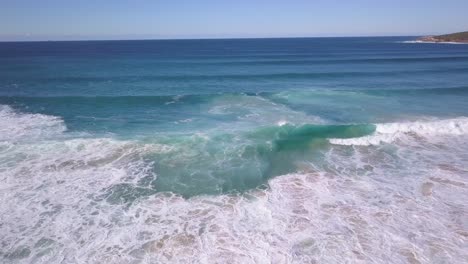 vista aérea de las olas rompiendo en la orilla