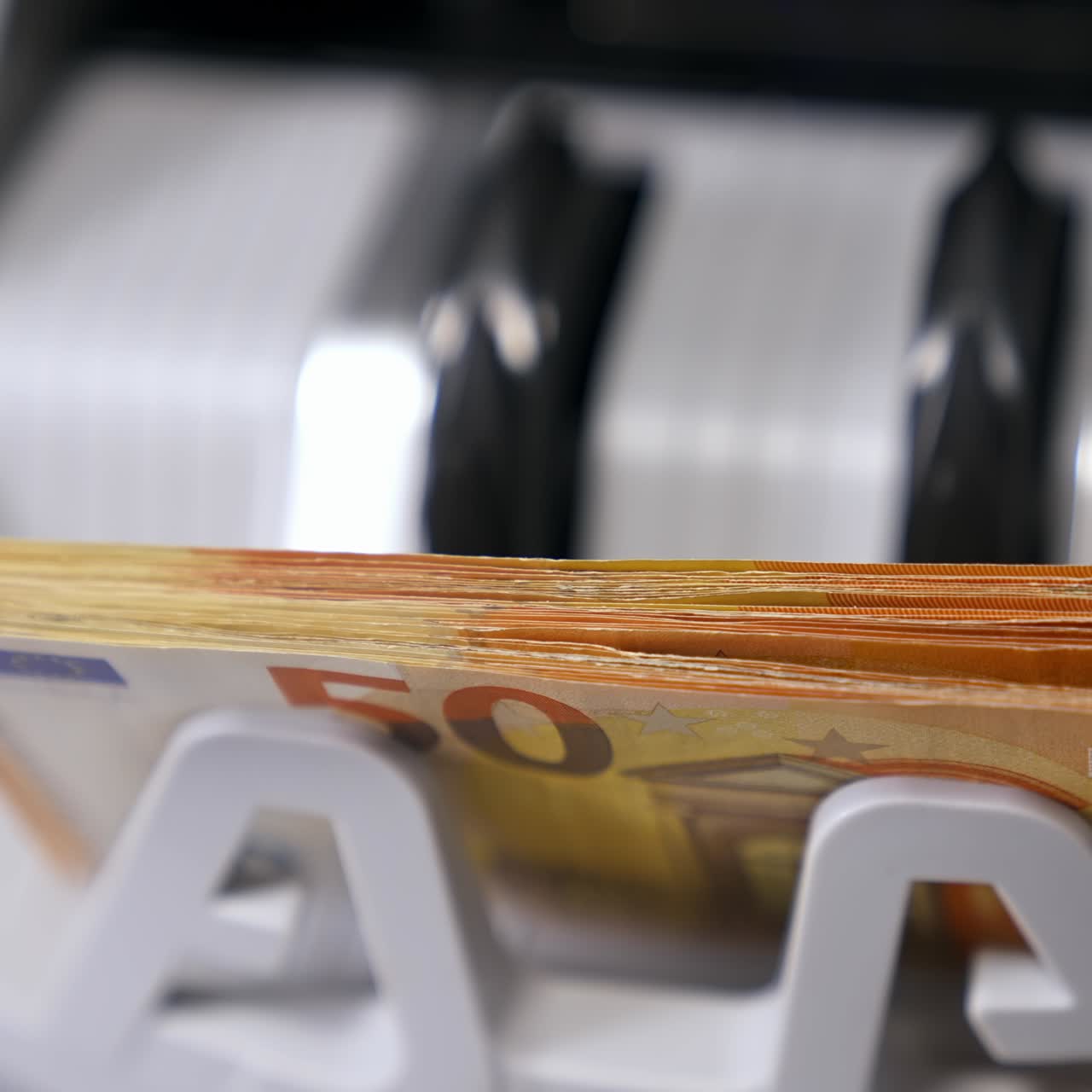 Geldzählmaschine. Euro-Banknoten.