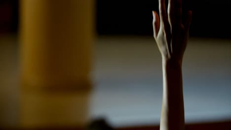 mujer de negocios caucásica madura con hijab levantando la mano en un seminario de negocios en el auditorio 4k