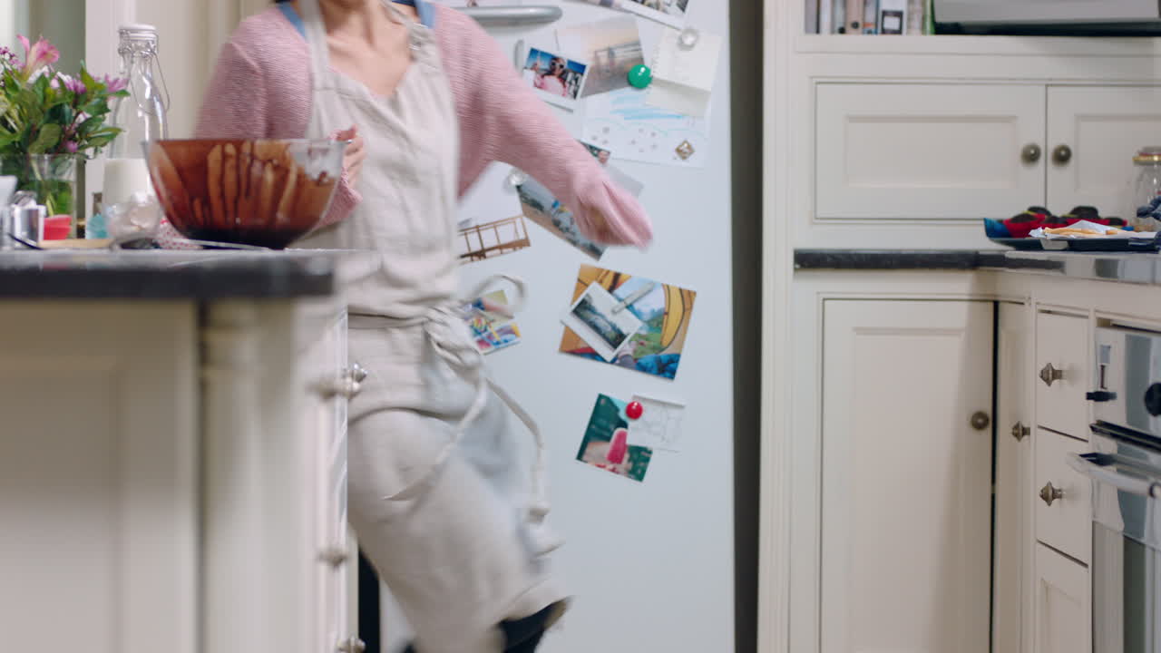 madre y hijo felices jugando en la cocina niño pequeño persiguiendo a la madre corriendo disfrutando de un juego divertido en casa