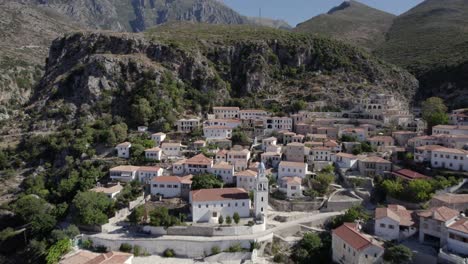 Drohnenvideo-Vorbei-Am-Dorf-Nje-Muaj,-Spile,-Sen-In-Himare,-An-Der-Albanischen-Küste,-Lash8,-Bis-Zum-Erreichen-Der-Berge