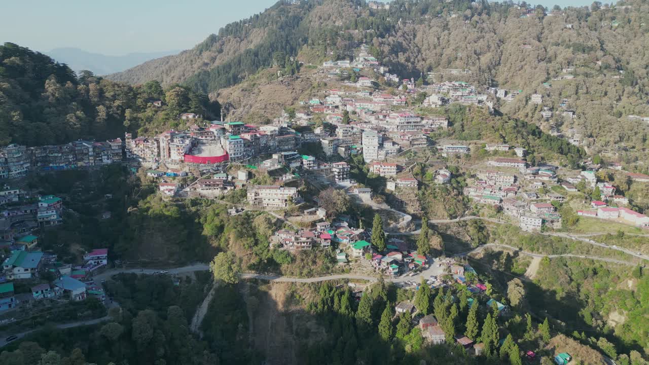 Piękne budynki architektoniczne w górskim miasteczku Mussoorie, widok z drona w Indiach