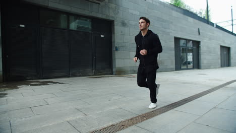 Joven-Comenzando-A-Hacer-Ejercicio-En-Cámara-Lenta.-Hombre-En-Forma-Corriendo-Al-Aire-Libre.