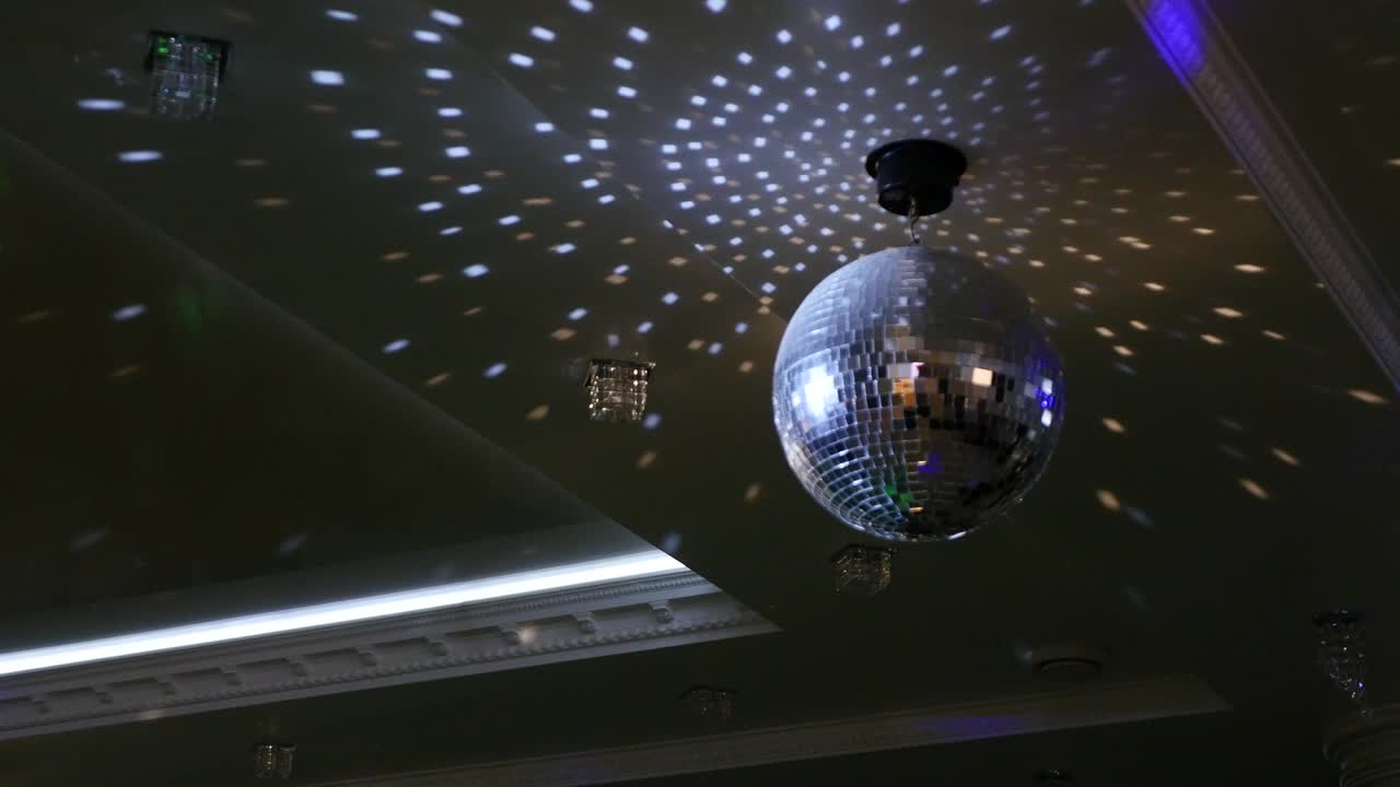 bola de discoteca de espelho prateado girando no restaurante