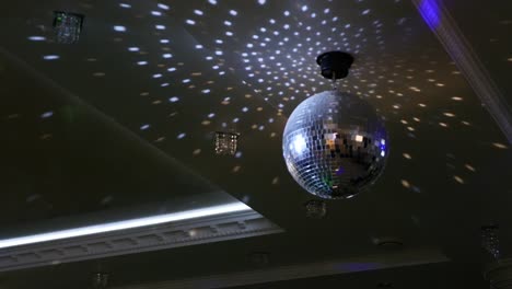 bola de discoteca de espejo plateado girando en el restaurante