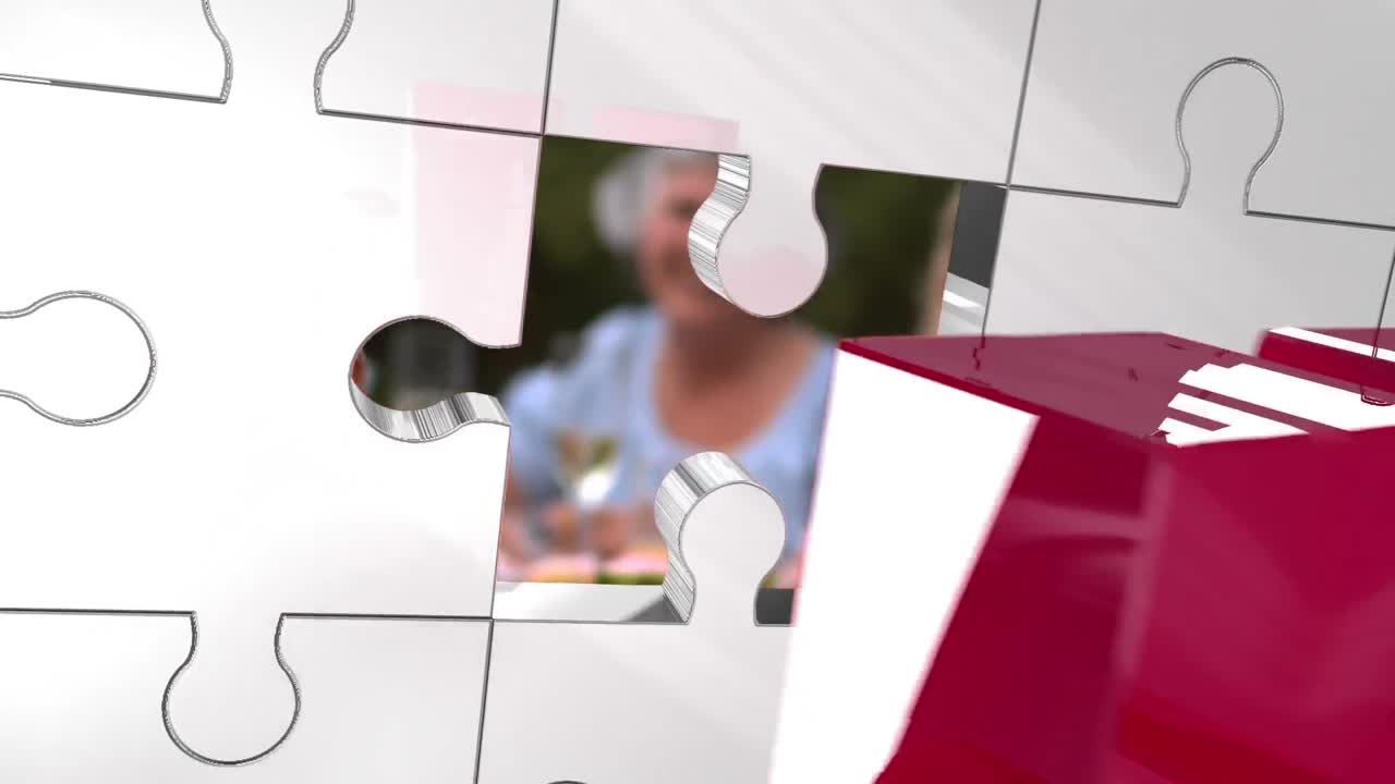 animación de rompecabezas y llave sobre familia feliz en la fiesta de cumpleaños