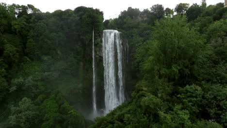 Hermoso-Paisaje-Con-Cataratas-Marmore-En-Umbría,-Italia---Toma-Aérea-De-Drones