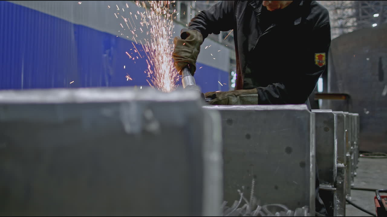 공장에서 금속을 가공하는 금속 노동자