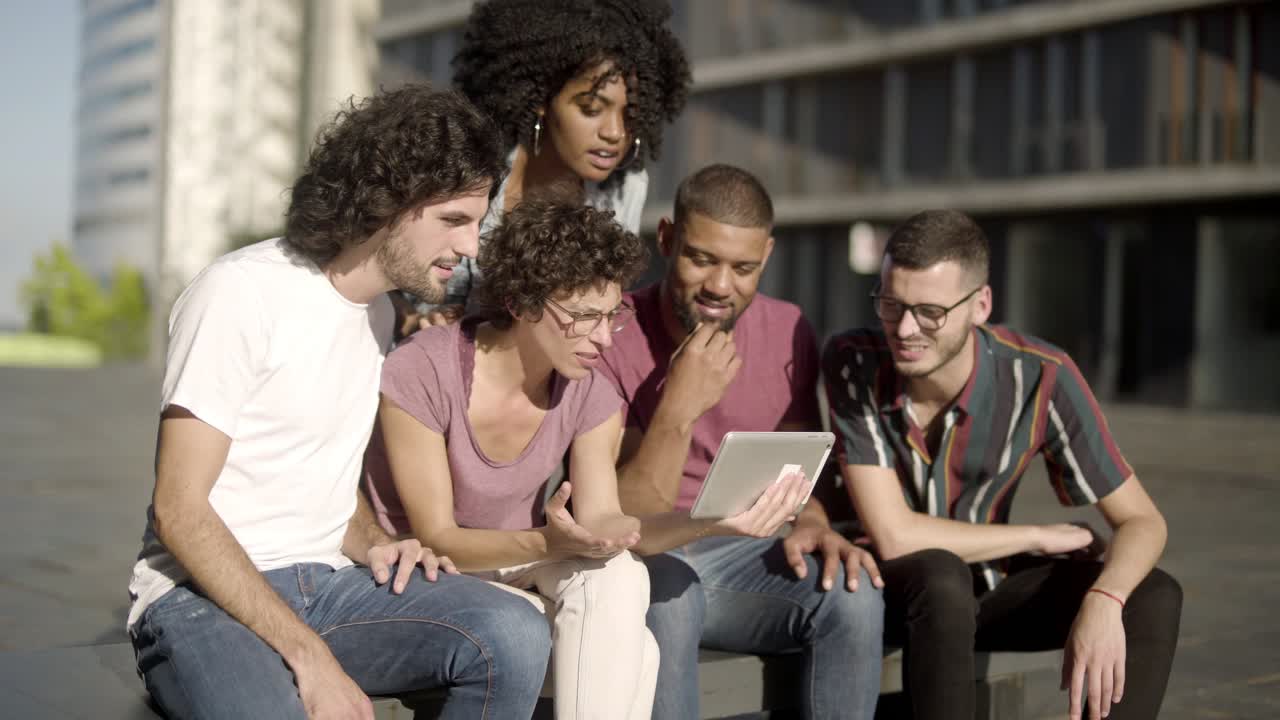 mujer joven confundida comentando información de la tableta