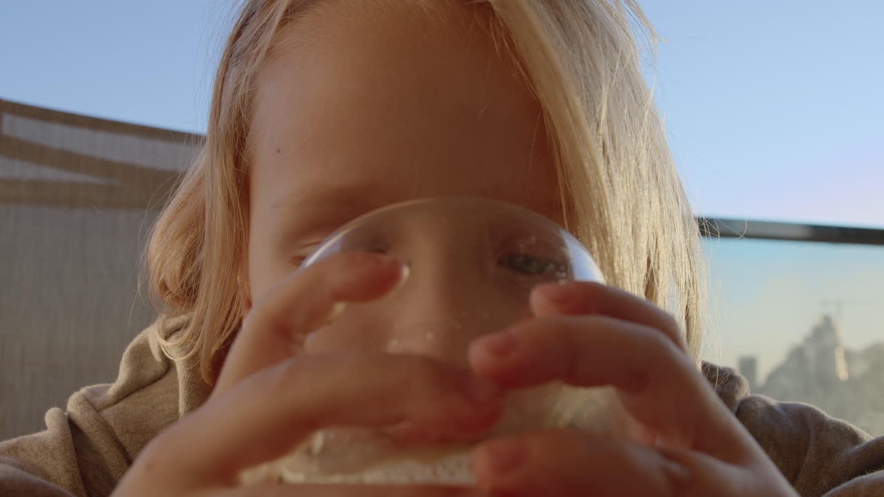 물을 마시는 소녀