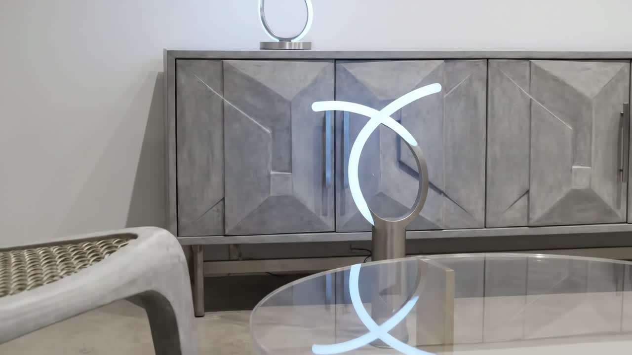 Lampade moderne ed eleganti che illuminano un design d'interni minimalista
