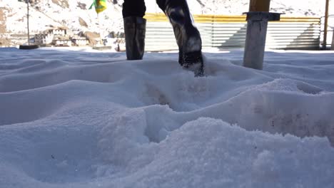 雪上行走的女子的低地视角