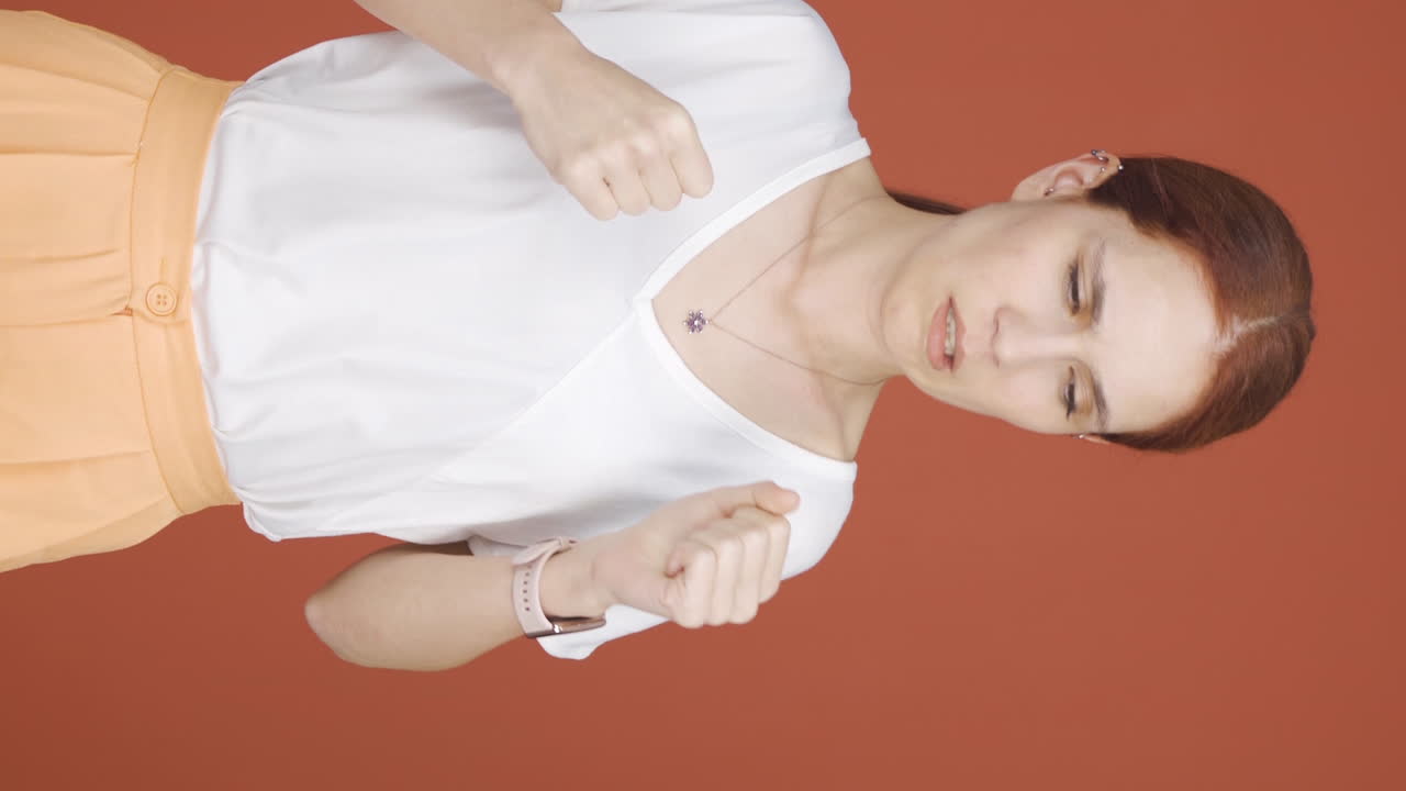 여성의 수직 비디오는 공황 상태입니다.