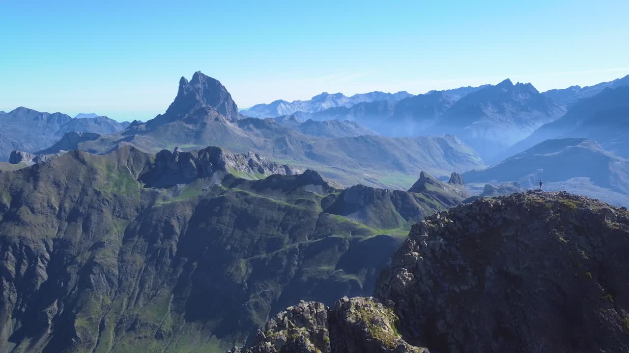 vista aérea del pico de la cordillera de anayet con el hombre stangin en la cima en los pirineos españoles y franceses en la mañana de verano