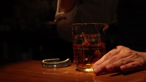 secuencia de verter whisky en un vaso