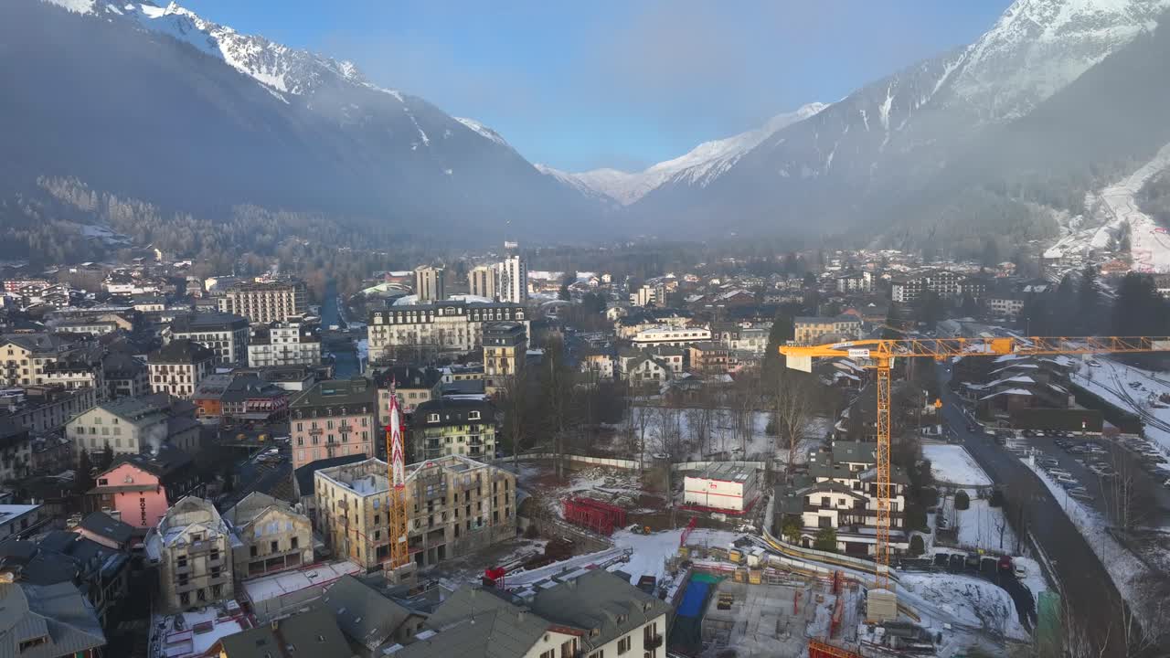 un dron aéreo se eleva lentamente hacia las nubes en chamonix, francia.