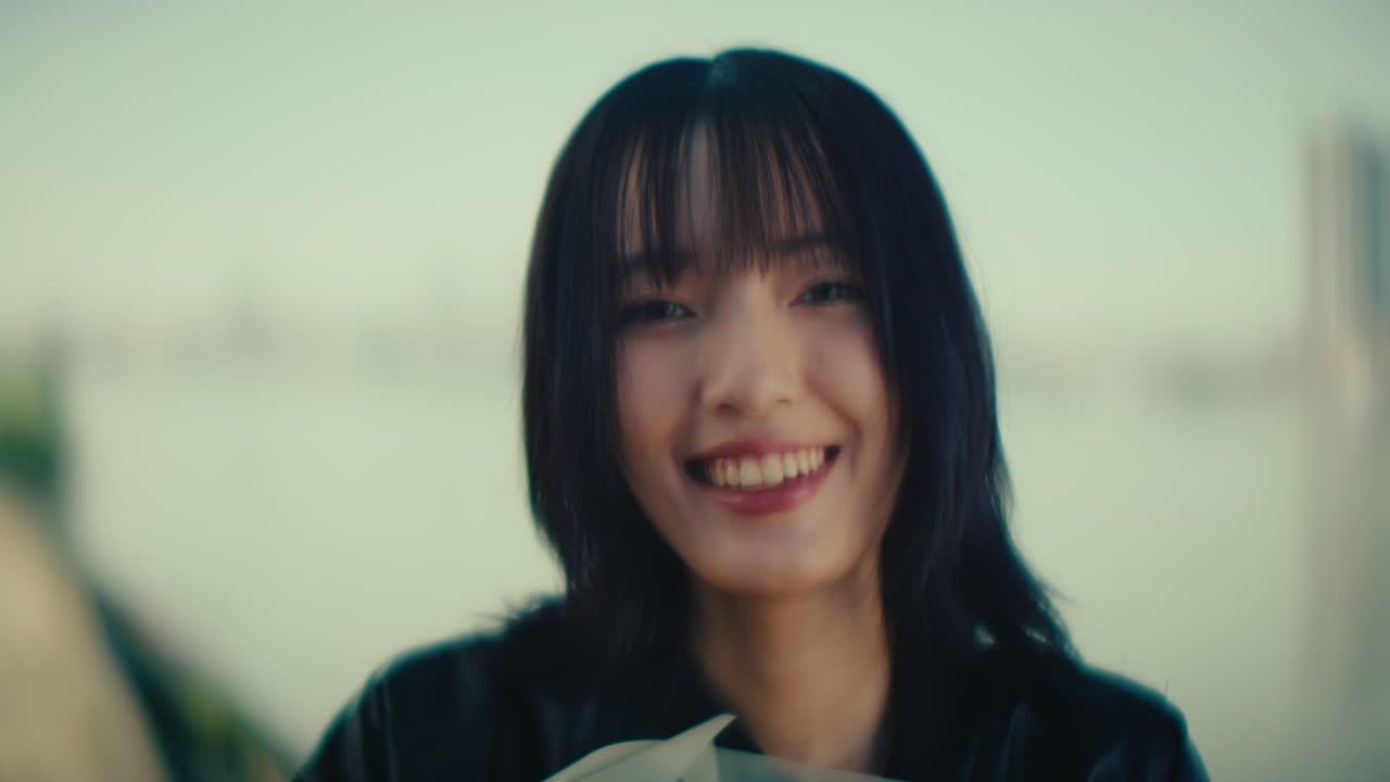 꽃을 가진 행복한 여자