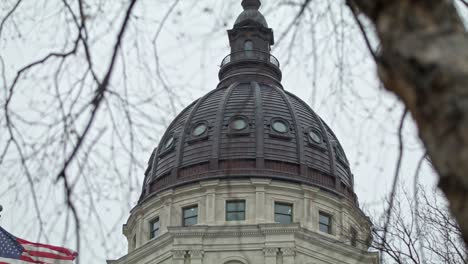 Kansas-State-Capitol-Building-In-Topeka,-Kansas-Mit-Nahaufnahmevideo,-Das-Von-Der-Kuppel-Herunterkippt