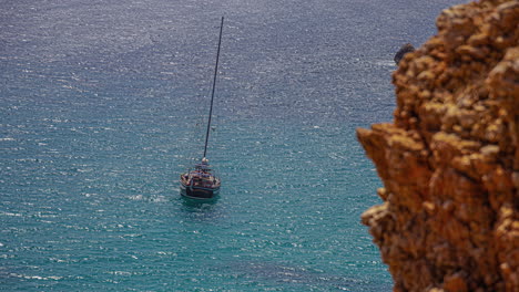 Tiro-De-ángulo-Alto-Sobre-Velero-Atracado-A-Lo-Largo-De-La-Playa-En-Timelapse