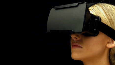 mujer usando oculus rift