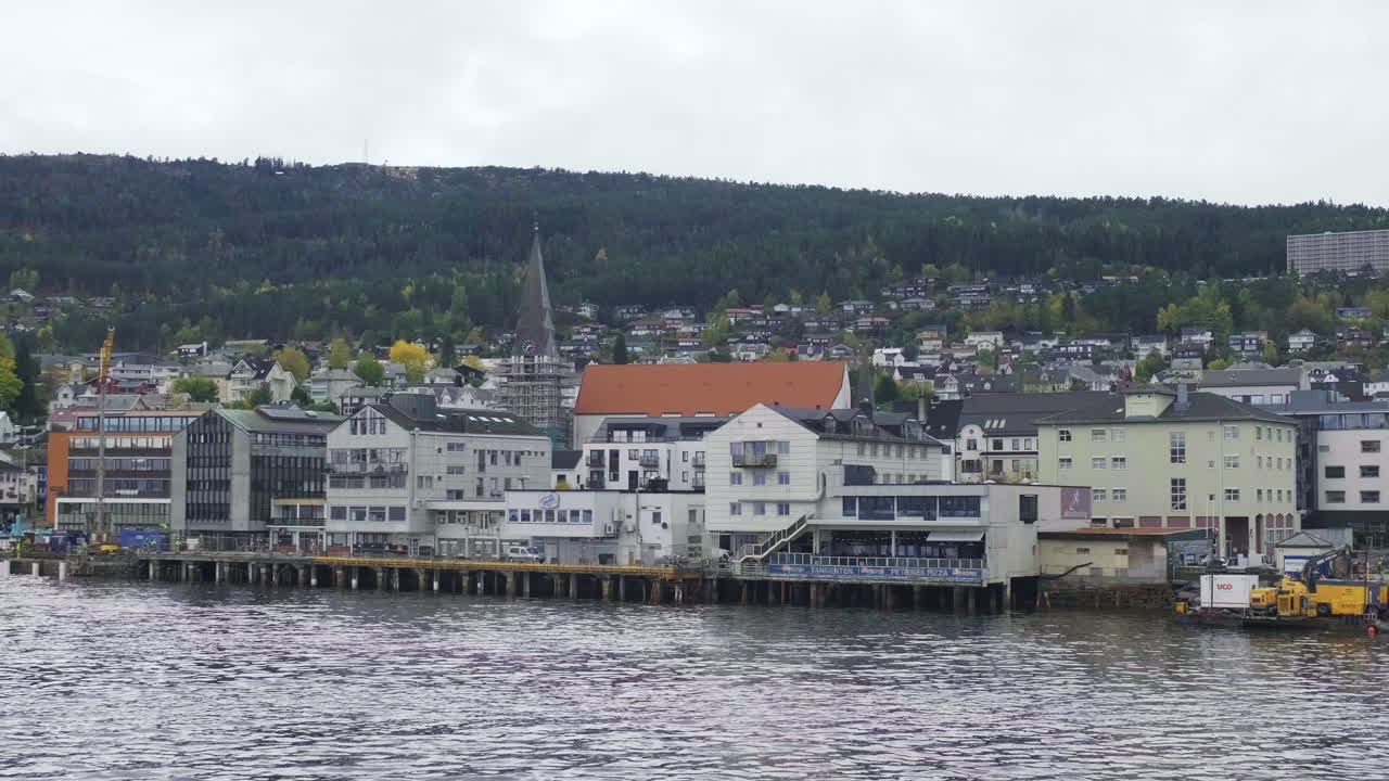 Hafen Molde mit Blick auf den Dom zu Molde im Fylke Møre og Romsdal in Norwegen.