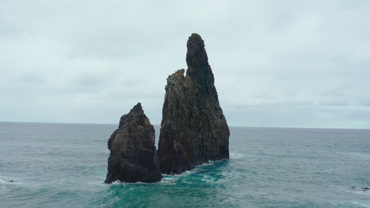 ribeira da janela porto moniz seixal madeira drone disparó rocas con el mar las olas del océano alzando