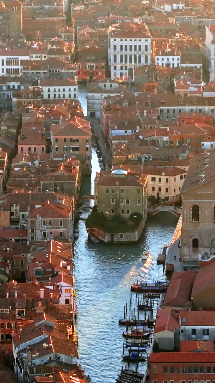 Tampilan drone udara dari gedung-gedung di Kota Venesia, Italia. Vertikal