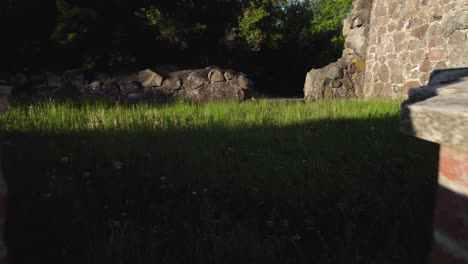 Ruinas-De-Una-Antigua-Capilla-Rodada-En-Una-Mañana-De-Verano