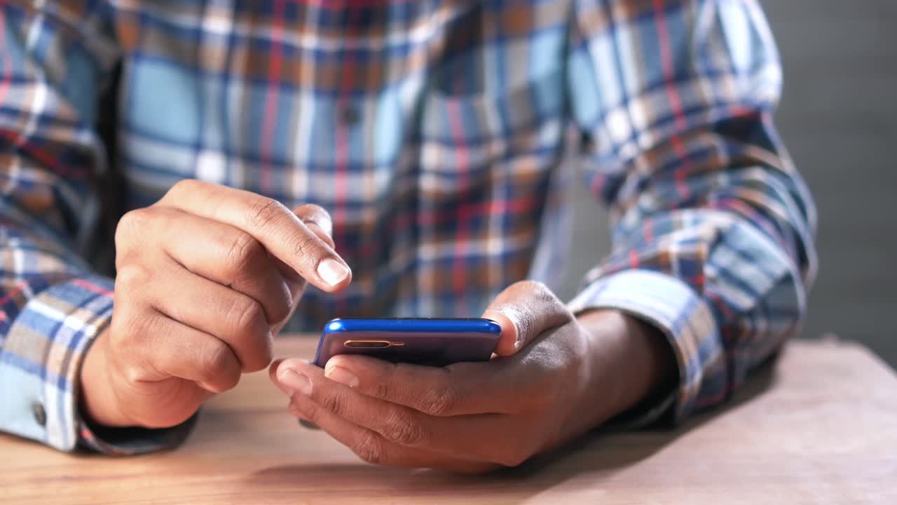 persona que utiliza un teléfono inteligente