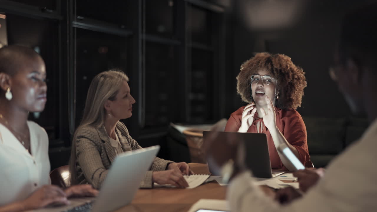 야간, 비즈니스 사람들과 회의 협업