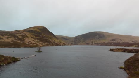 Loch-Skene-Ubicado-En-La-Base-De-White-Coomb-Rodeado-De-Belleza-Natural