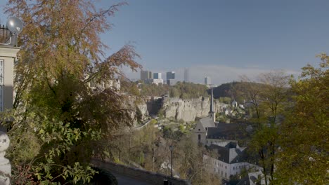 Herbstansicht-Der-Luxemburgischen-Stadtlandschaft-Mit-Schwenk,-Der-Historische-Und-Moderne-Architektur-Zeigt