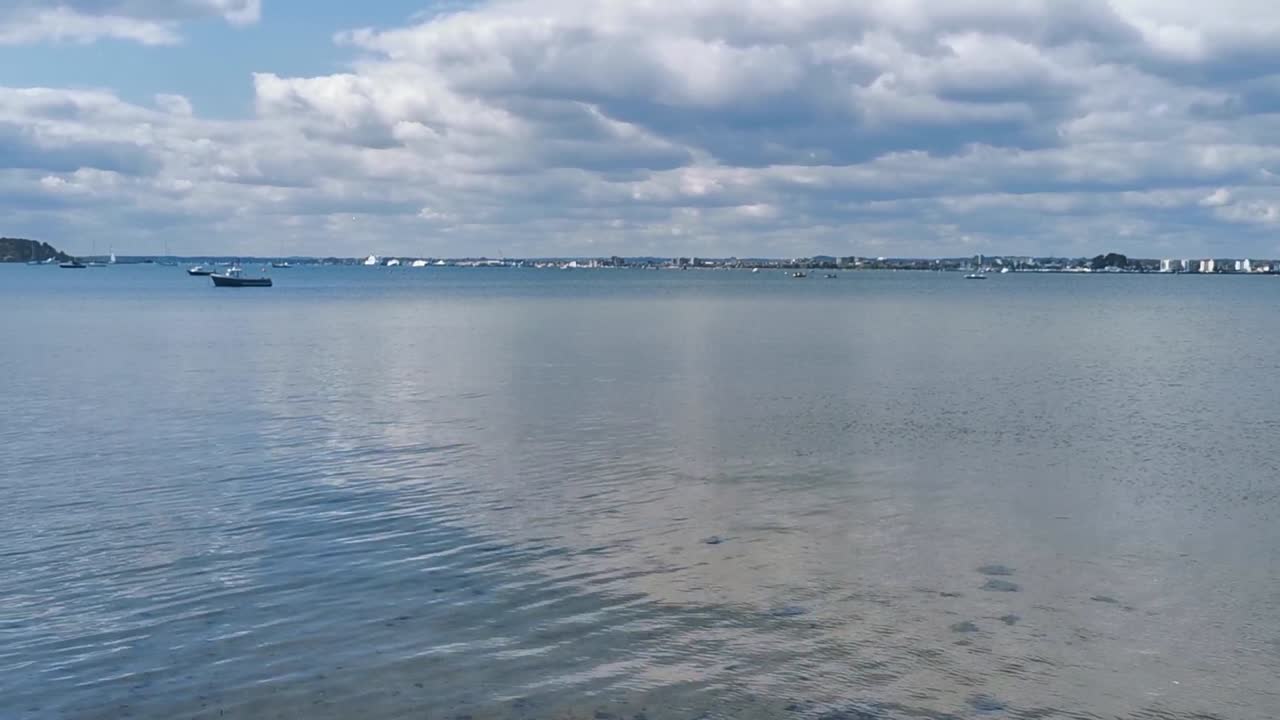다음은 수평선의 얕은 물을 꾸준히 촬영한 것입니다. 이 동영상은 소니 a7siii 카메라로 1080p fhd로 촬영했습니다. 즐기세요.