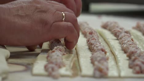 Una-Panadería-También-Panadería-O-Panadería-Es-Un-Establecimiento-Que-Produce-Y-Vende-Alimentos-A-Base-De-Harina-Horneados-En-Un-Horno,-Como-Pan,-Galletas,-Pasteles,-Pasteles-Y-Tartas