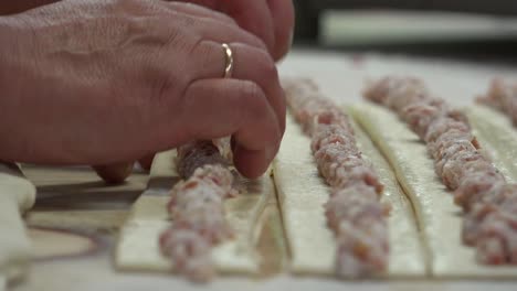 una panadería también panadería o panadería es un establecimiento que produce y vende alimentos a base de harina horneados en un horno, como pan, galletas, pasteles, pasteles y tartas