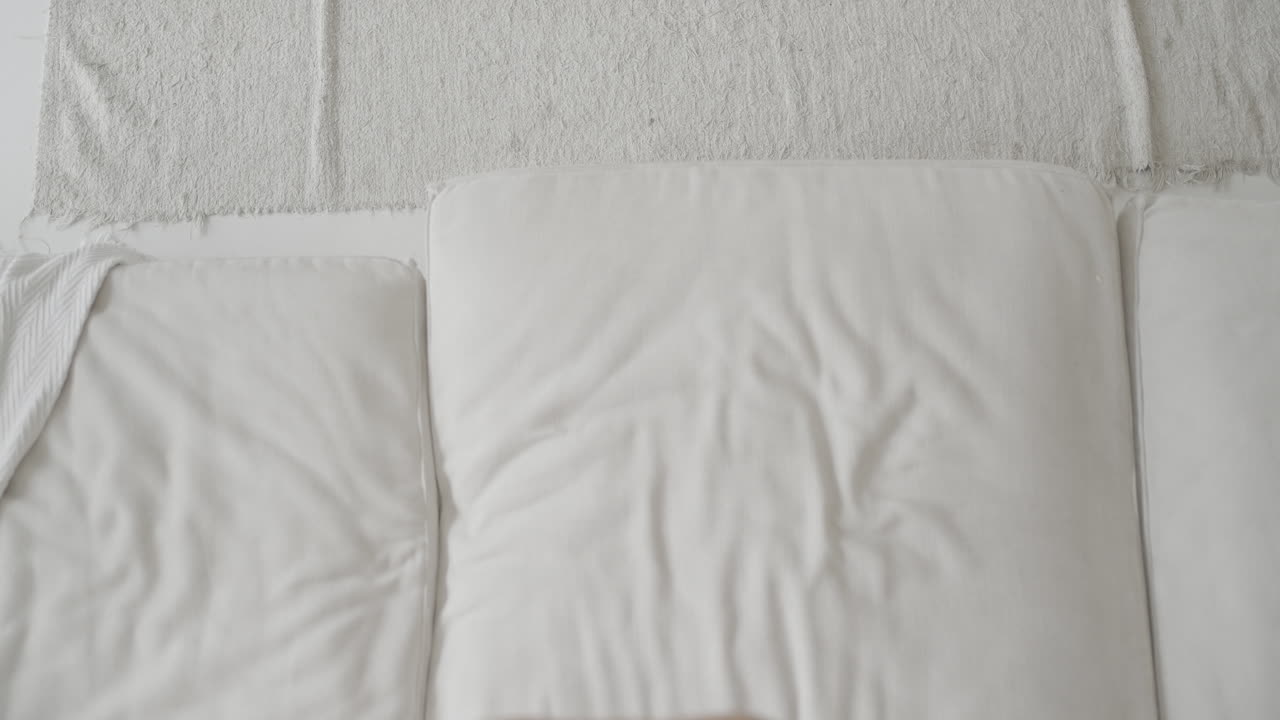 женщина, расслабляющий на диване