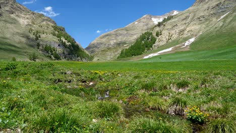 Zeitrafferaufnahmen-Mit-Sich-Schnell-Bewegenden-Wolken-In-Einem-Wunderschönen-Grünen-Tal-Der-Berge-Im-Frühling,-Dolomiten,-Italien