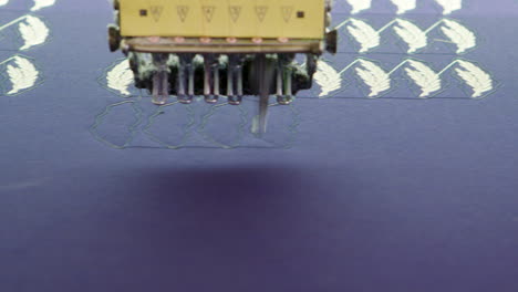dolly disparó a una máquina de coser moderna haciendo un patrón digital