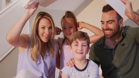 retrato de una familia caucásica pasando tiempo en casa juntos