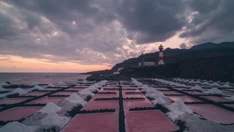 Timelapse-De-Salinas-De-Fuencaliente-Líneas-Principales-Y-Faro-Durante-La-Colorida-Puesta-De-Sol-Con-Nubes-Naranjas-Y-Rojas