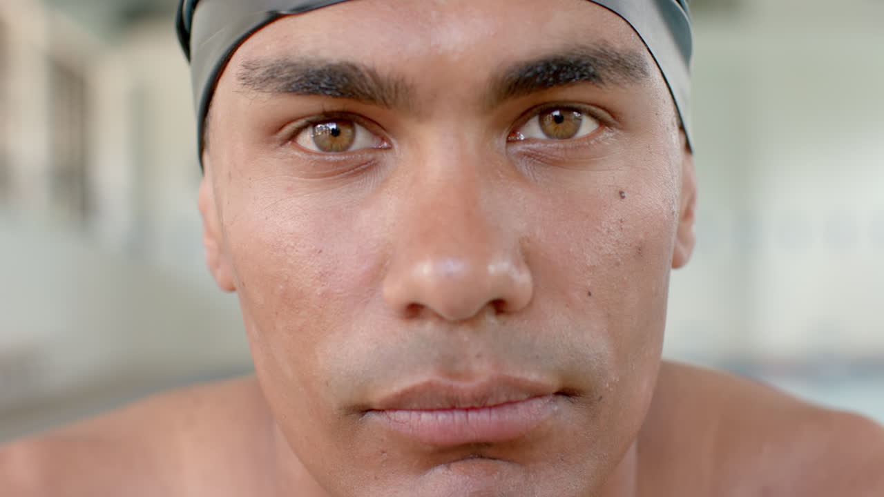 수영 모자를 입은 젊은 남성 선수 수영 선수의 클로즈업